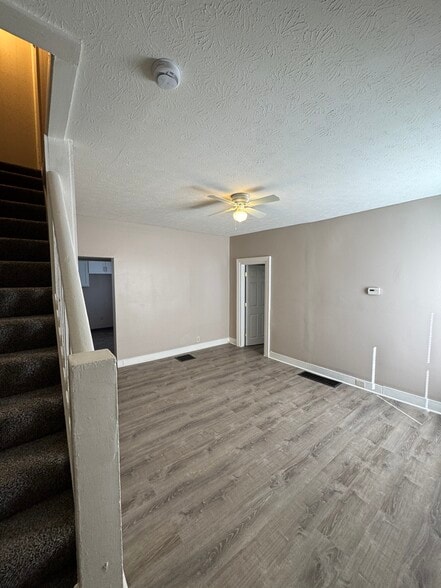 Building Photo - 404 N Chestnut Ave