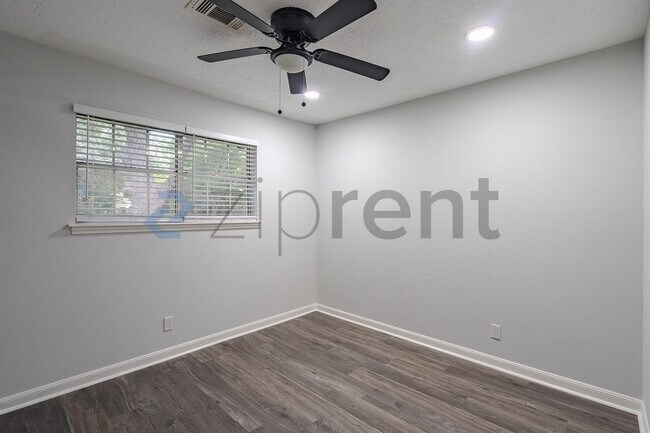 Building Photo - Unit
