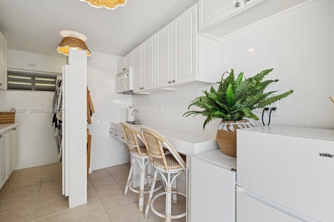 Building Photo - 2899 Collins Ave