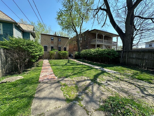 Building Photo - Mt Pleasant Ave 1073-1075 GW2