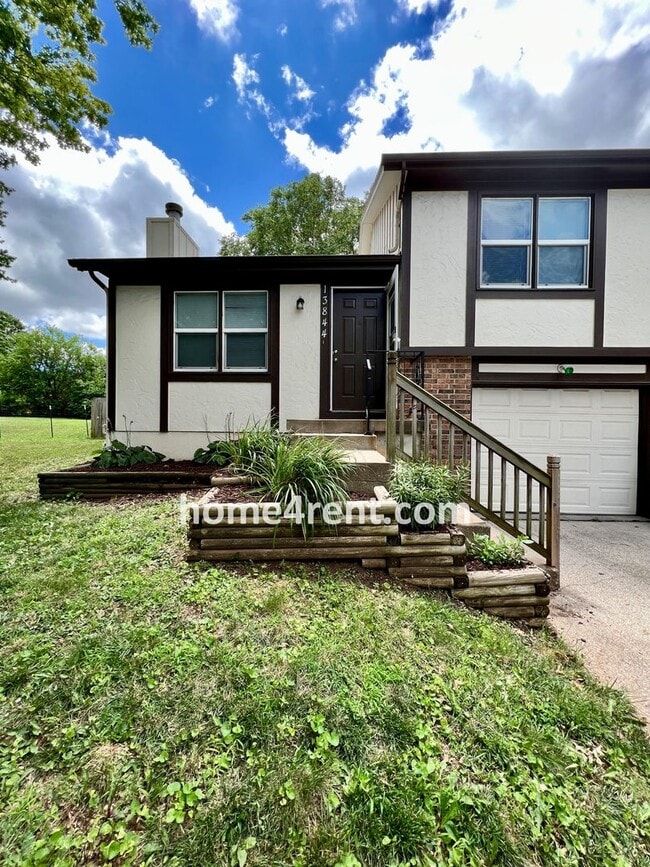 Building Photo - Cozy Duplex w/ Plenty of Space, LVP Floori...