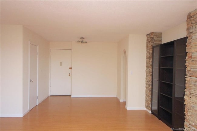 Building Photo - 44 Strawberry Hill Ave