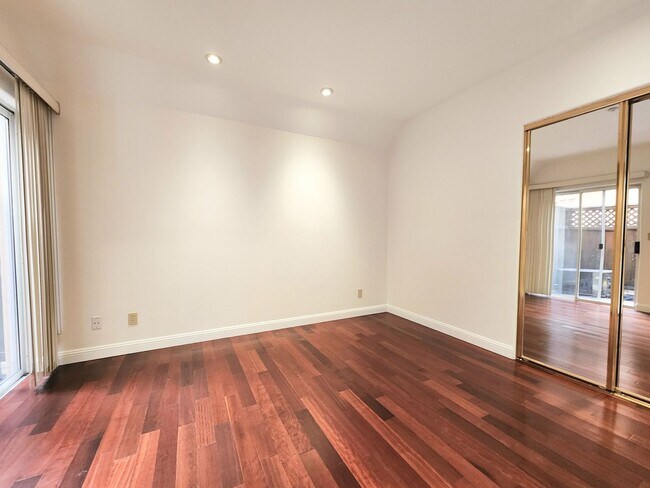 Building Photo - Spacious 3 bedroom condo