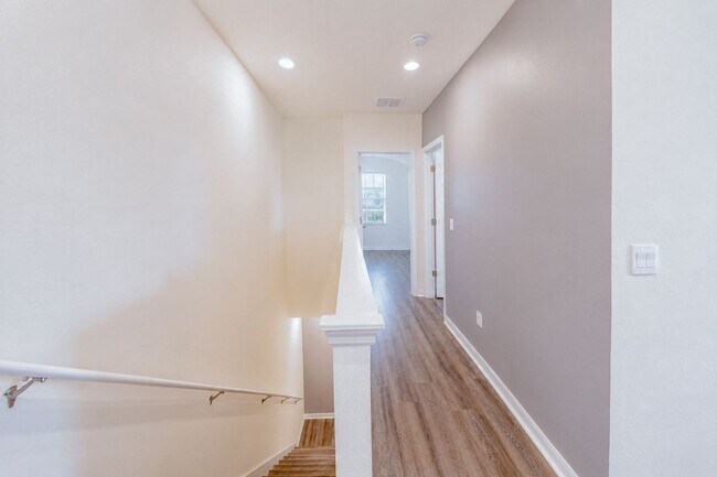 Building Photo - Like-New End-Unit 3 Bedroom Townhome