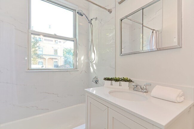 Building Photo - 28 Inman St