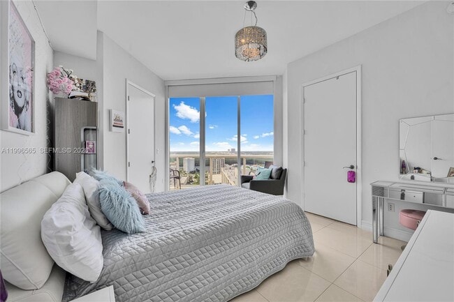 Building Photo - 15901 Collins Ave