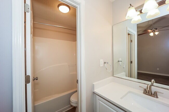 Building Photo - 760 Glenshire Ct