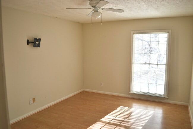 Building Photo - 416 Highwood Dr