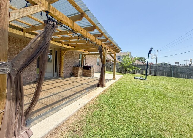 Building Photo - 5 Bedrooms | 3 Bathrooms | 2 Car Garage | Moore Schools