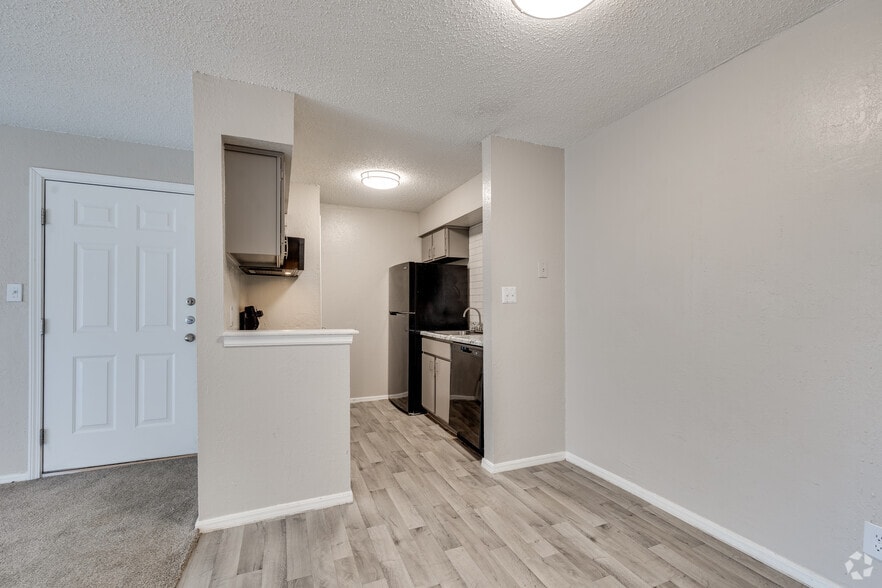 2BR, 1.5BA - 1000SF - Kitchen - Stoneridge @ 36th Apartments