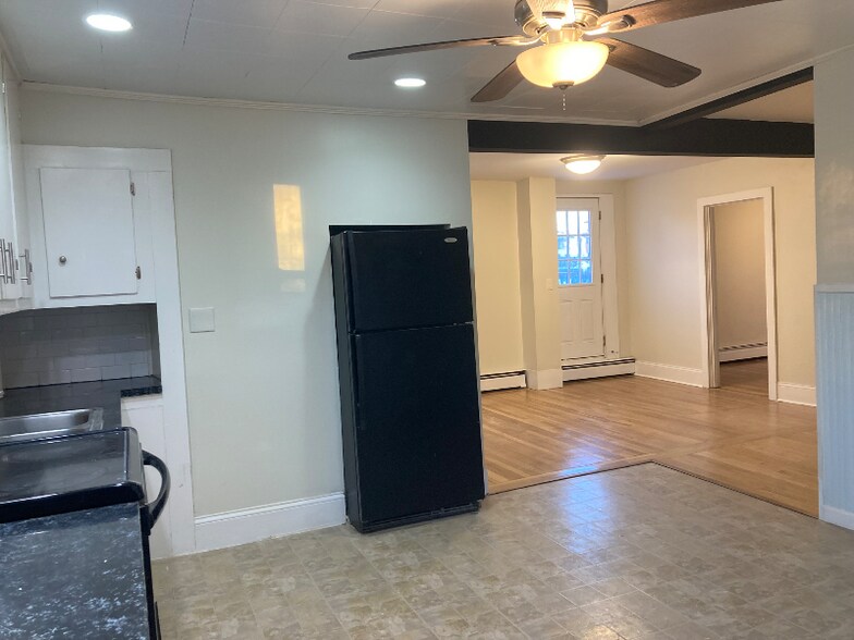 Building Photo - 28 1/2 Grove St