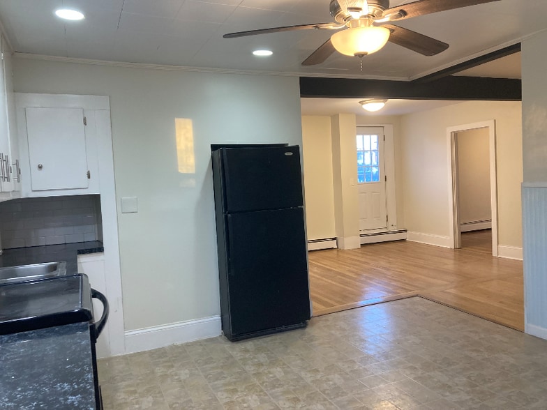 Building Photo - 28 1/2 grove st300 Grv