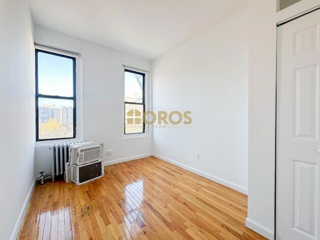 Building Photo - 700 E 9th St