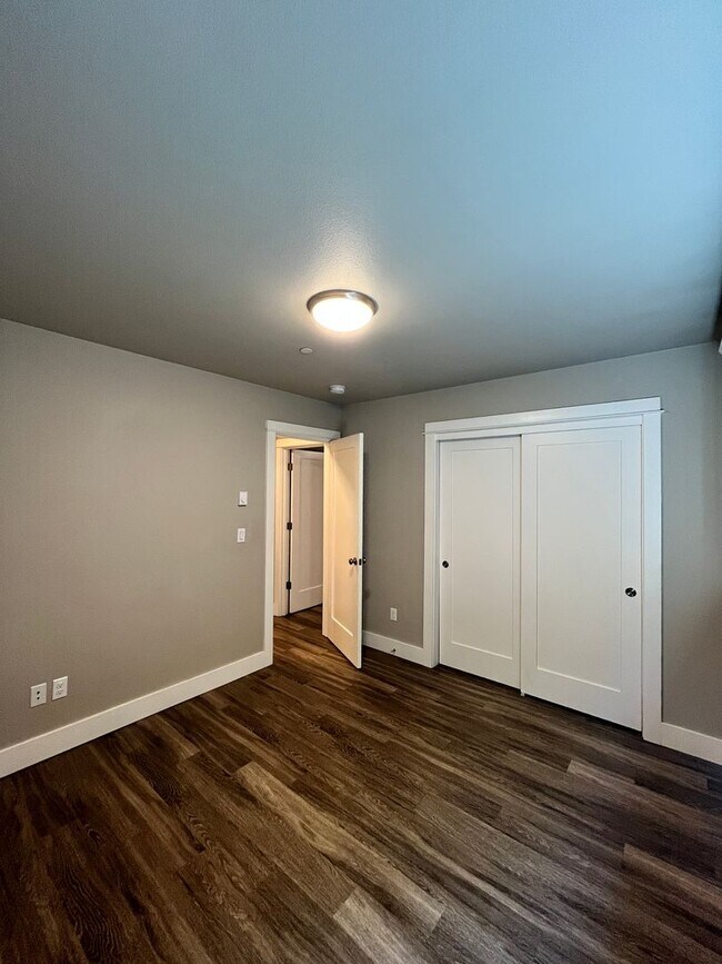 Building Photo - Large 3 Bedroom 2 Bathroom! In-Unit Washer...