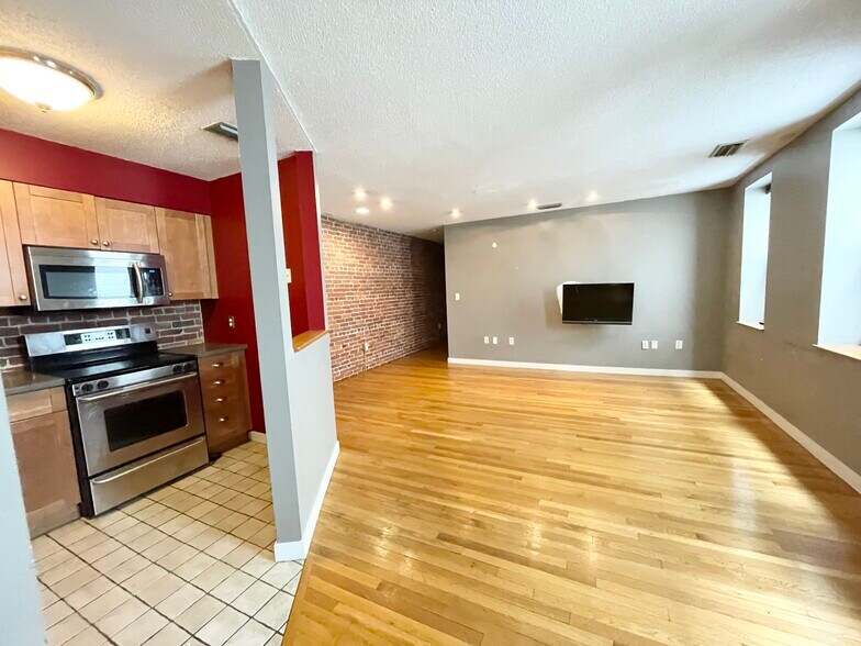 Building Photo - 73 Gainsborough St