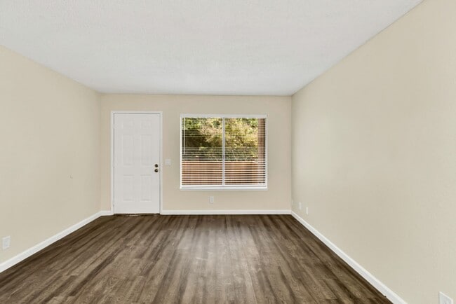 Building Photo - Great 2 Bedroom Condo in Gated Community