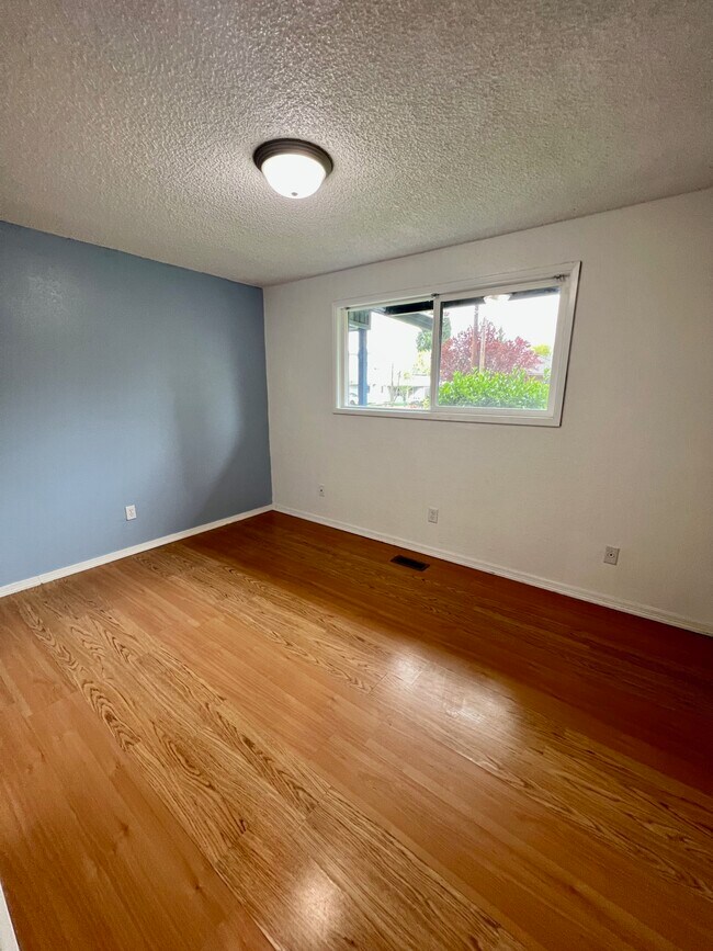 Building Photo - 990 Janes Rd