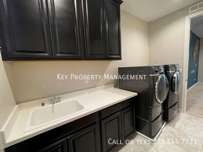 Building Photo - SPACIOUS AND UPGRADED 4 BEDROOM HOME NEAR ...