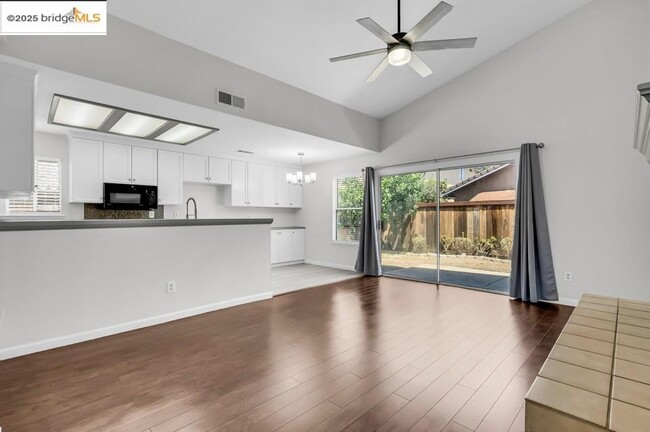Building Photo - 9438 Tuscany Cir
