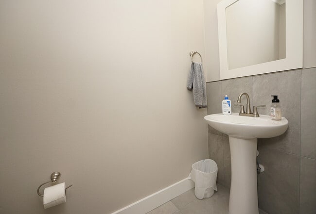 Building Photo - 6 Praiseworthy Dr