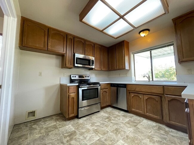 Building Photo - Separate Family Room and Living Room, Fireplace, RV Access