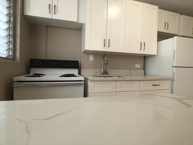 Building Photo - 2543 Kuhio Ave.