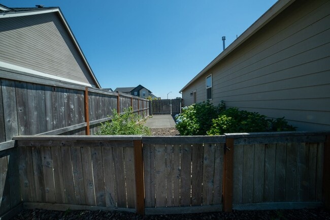 Building Photo - Beautiful Canby Custom Home!