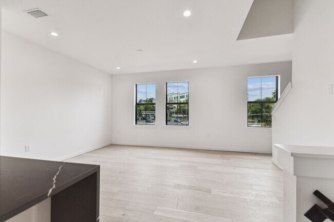 Building Photo - Canvas GWX