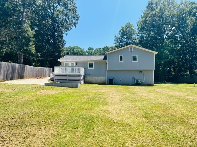 Building Photo - Beautiful 3 bedroom, 3 bathroom with large...