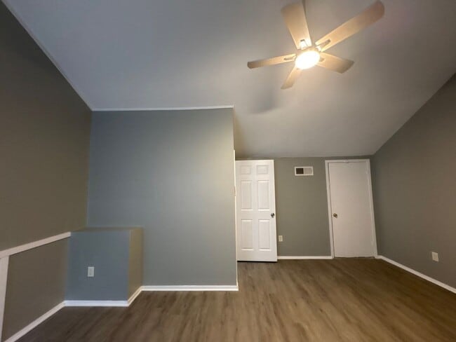 Building Photo - Newly Refreshed 3 bedroom 2 bath duplex