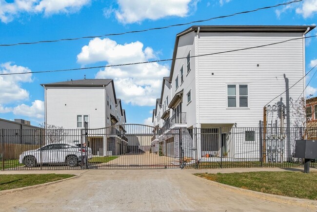 Building Photo - 2010 St Charles St