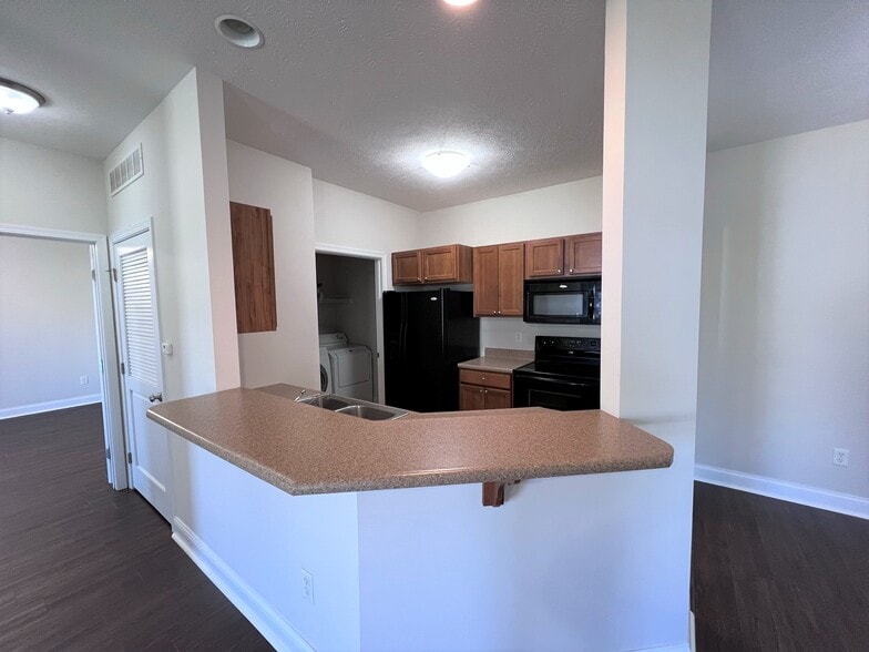 Kitchen bar - 3020 E Stillwater Lndg