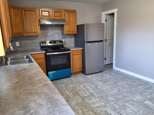 Building Photo - Charming 2- bedroom, 1.5 Bathroom Duplex