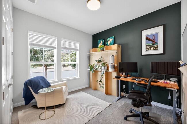 Building Photo - GATED COMMUNITY - 3 BEDROOM
