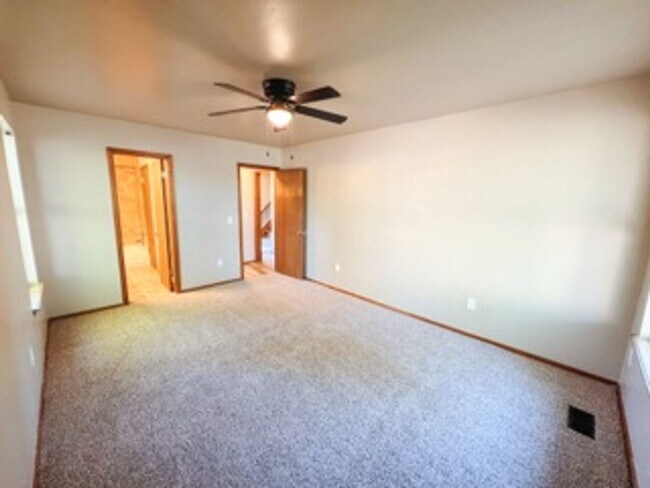 Building Photo - 213 Woodbridge Cir