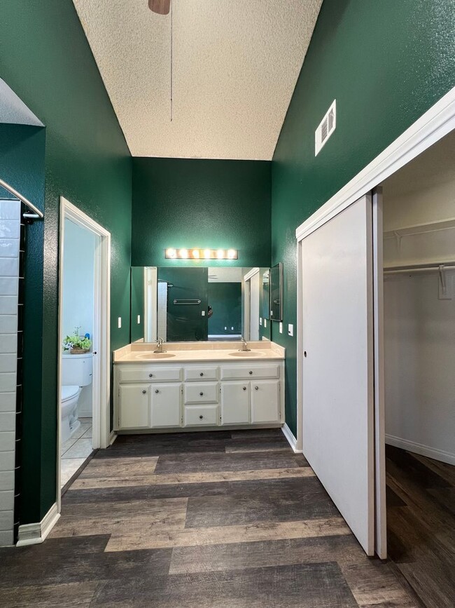 Building Photo - 3 Bedroom 2 Bathroom House with Swimming P...