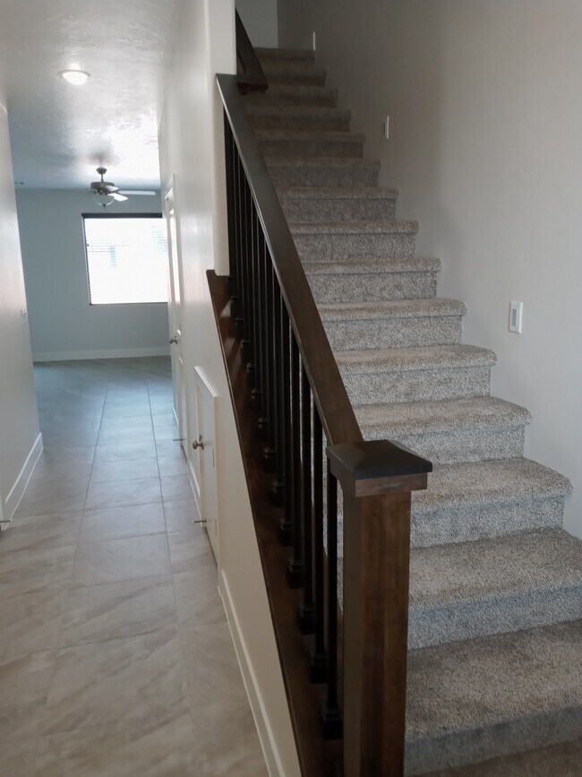 Building Photo - 1005 N Tortoise Rock Dr
