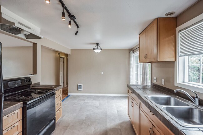 Building Photo - 956 NW Donelson St