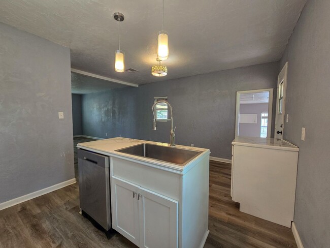 Building Photo - Cute 2 or 3 bedroom 1 bath near OBU