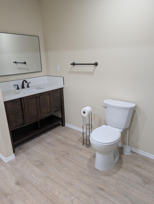 Building Photo - 2 Bedroom 1 Bath- Home