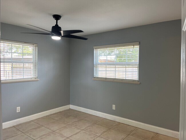 Building Photo - 375 Carrousel Ct
