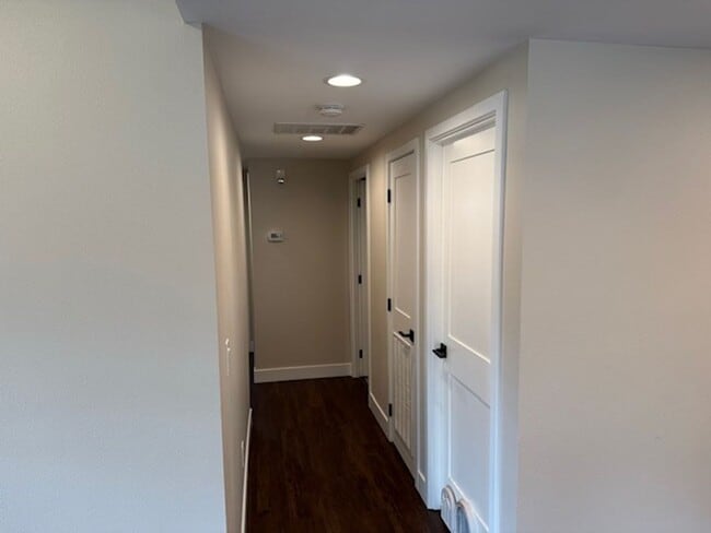 Building Photo - 3 Bedroom 2 bathroom House! Move in Special!