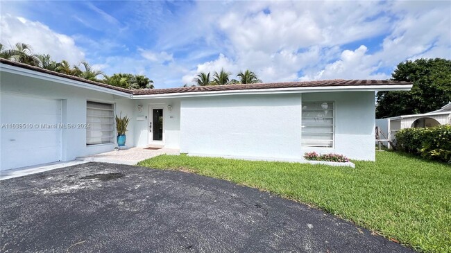 Building Photo - 19830 Bel Aire Dr