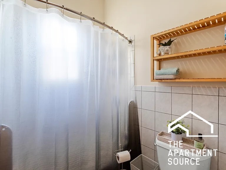 Building Photo - 2028 N Hamlin Ave