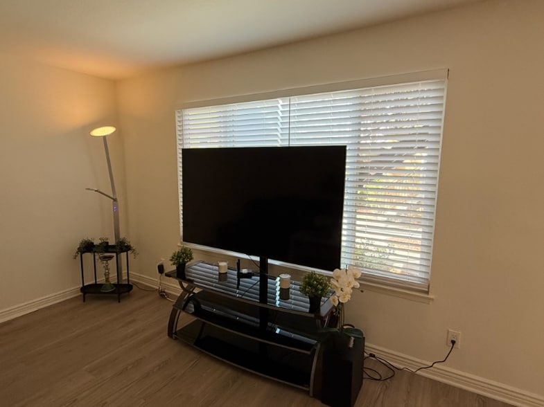 Building Photo - 1000 Estes St