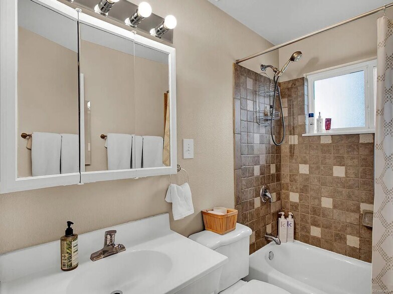 Building Photo - 10870 Carrol Ln