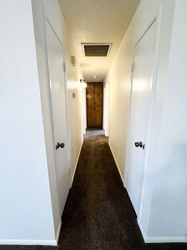 Building Photo - "Centrally located 3 bedroom, 2 bathroom H...