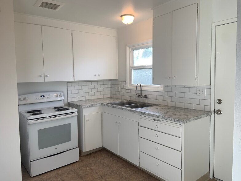 Building Photo - 8608 SE Bybee Blvd