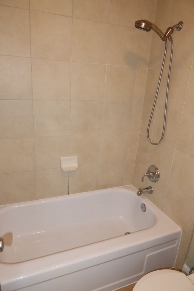 Building Photo - 2 bedroom, 1 bath, Roundtree Court in the ...