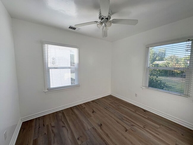 Building Photo - Charming Home